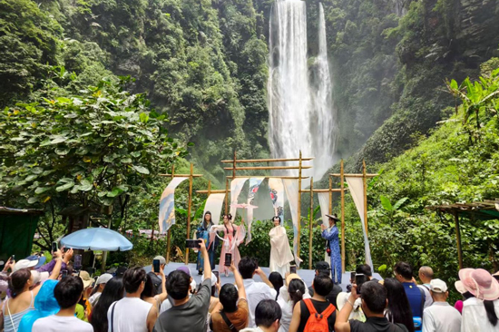 大峡谷景区2025年暑期营收创新高PG电子游戏麻将胡了靖西古龙山通灵(图2)