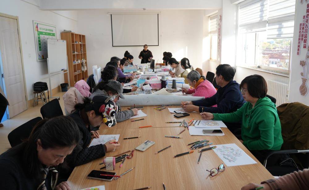 贴赋新声 乳山非遗年画活起来麻将胡了模拟器试玩手绘冰箱(图2)