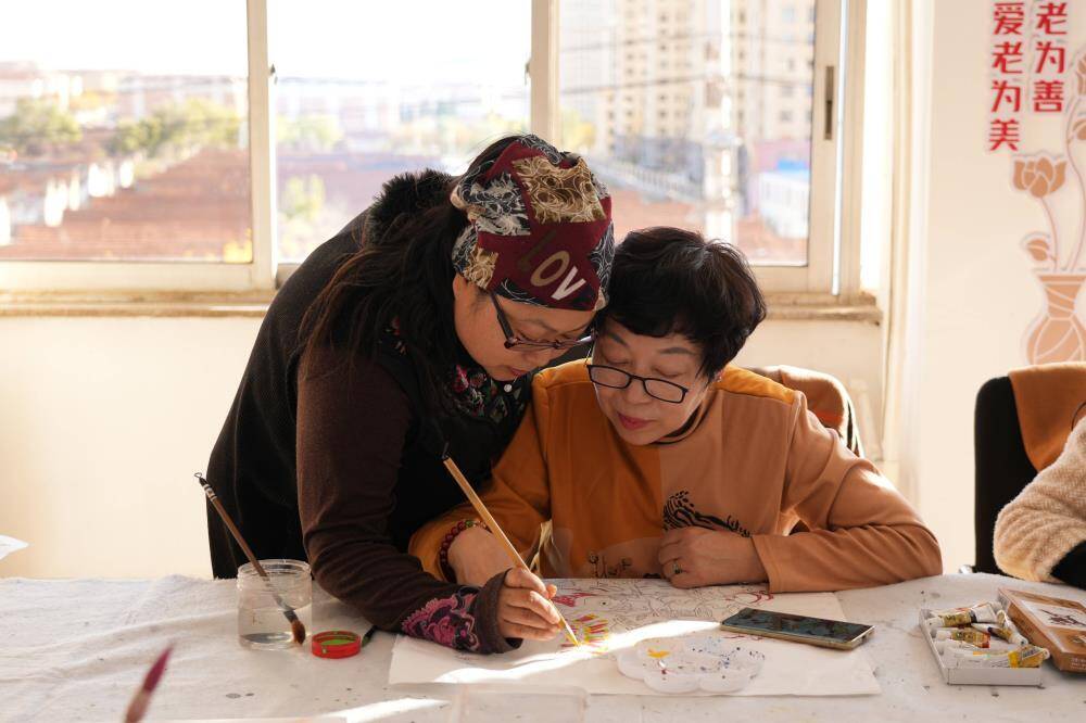 贴赋新声 乳山非遗年画活起来麻将胡了模拟器试玩手绘冰箱(图3)