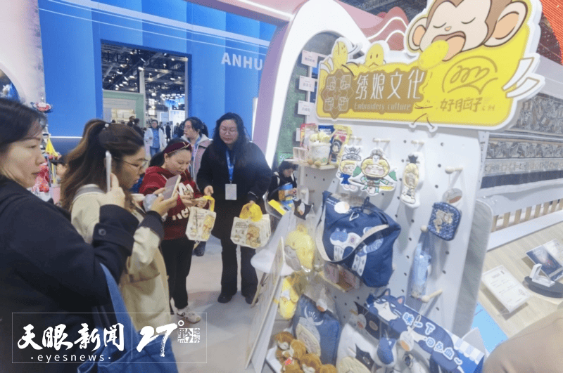 ！这家文创展位人气高 聚焦长三角文博会PG麻将胡了网站入口不让喜爱因价格却步(图3)